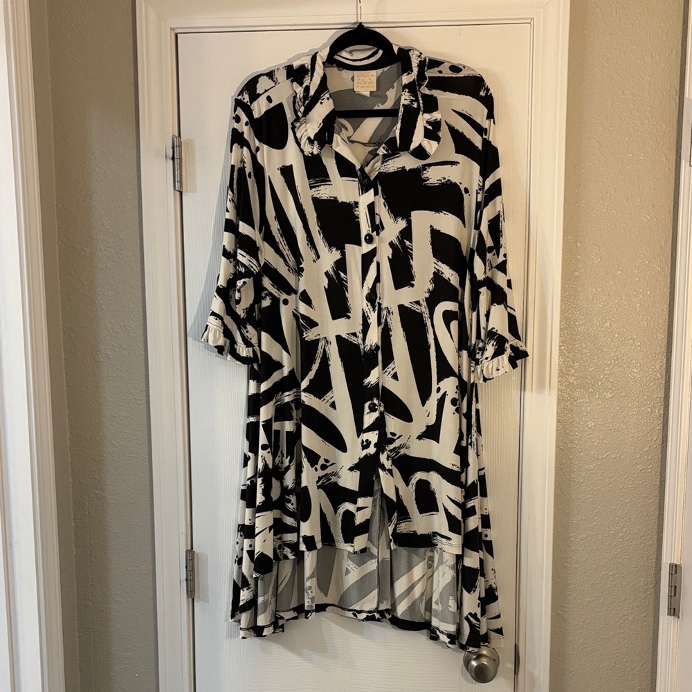 Zadie B’S Black and White Abstract Button-Up Shirt